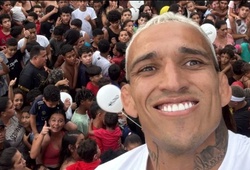 Charles Oliveira tổ chức tiệc cho hàng trăm trẻ em sau chiến thắng tại UFC Rio