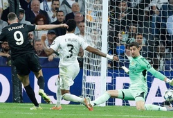 Courtois và phép màu trước Vlahovic gợi nhớ đến Casillas trước Robben tại World Cup