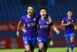 Nụ cười chiến thắng cho Harry Kewell và Đỗ Hoàng Hên ở trận đấu có 3 quả penalty