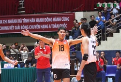 Bóng chuyền nam Hà Tĩnh nhận thưởng nóng sau khi vào chung kết giải hạng A