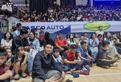 “Vỡ sân” bóng chuyền ở Hà Tĩnh: Khán giả chen kín, ngồi tràn đường pitch