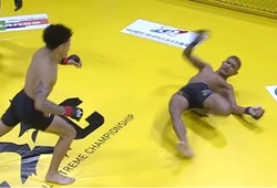 Cú knockout khiến chân võ sĩ bị xoắn rợn người tại giải MMA APEC 2025