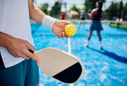 Góc khuất đằng sau tiếng "póc" của pickleball: Niềm vui hay cơn ác mộng?