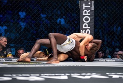 Trọng tài MMA nhìn võ sĩ bị siết cổ 19 giây mới dừng, fan phẫn nộ