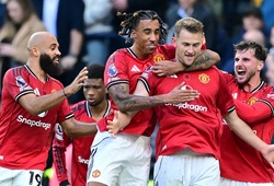 Thoát hiểm ở phút 90+6, MU lặp lại điều kỳ lạ của Man City sau 13 năm