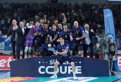 HLV bóng chuyền vừa giúp đội vô địch lập tức từ chức gây sốc