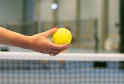 Lựa chọn bóng pickleball khi thi đấu trong nhà