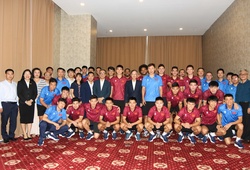 Đại sứ quán Việt Nam tại Lào thăm và động viên đội tuyển Việt Nam