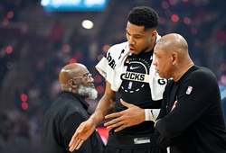 Giannis Antetokounmpo chấn thương háng: Hệ quả từ cách trọng tài NBA cầm còi mà Doc Rivers cảnh báo