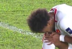 Khoảnh khắc run người: Xuân Son hôn nơi từng gãy chân, đánh dấu sự hồi sinh