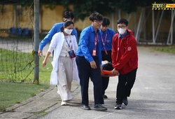 Hậu vệ Trường ĐH Tân Trào gãy vai trong trận đấu VCK giải bóng đá sinh viên 2025