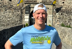 Bất chấp nguy hiểm, HLV Mỹ đến Ukraine để dạy pickleball