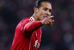 Van Dijk quát mắng đồng đội, Liverpool càng thêm... loạn