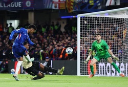 Barcelona trải qua đêm kinh hoàng trên sân Chelsea và bị gạt khỏi Top 8