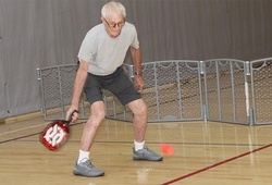 Tấm gương phi thường ở tuổi 95 trên sân pickleball