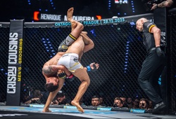 Đòn siết "tam giác đứng" cực hiếm tái hiện trên sàn MMA sau 16 năm 