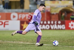 Nguyễn Filip tạo cảm giác bất an trong khung gỗ