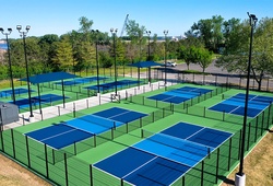 Hiểu đúng về các loại mặt sân pickleball và ảnh hưởng kỹ thuật đến từng cú đánh