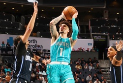 LaMelo Ball ném bóng thẳng vào mặt Jalen Brunson: Tai nạn hay cố ý?