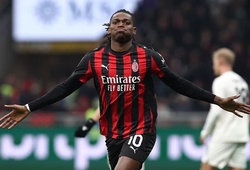 AC Milan chiếm ngôi đầu bảng sau khi thoát phạt đền ở phút 90+10