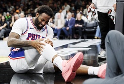 Chiến thắng của 76ers kém vui: Andre Drummond dính chấn thương ghê rợn phải nhờ xe lăn hỗ trợ
