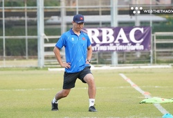 HLV Kim Sang Sik thoải mái đi dạo, tập thể dục trước trận gặp Lào