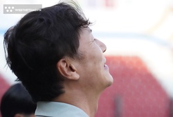 Biểu cảm thú vị của HLV Ha Hyeok Jun khi cầu thủ U22 Lào và U22 Việt Nam phải hát quốc ca “chay”