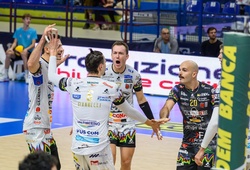 Block Devils hướng về Milano — bước ngoặt cuối lượt đi