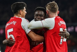 Arsenal giữ khoảng cách 5 điểm nhờ bàn phản lưới nhà ở phút 90+4