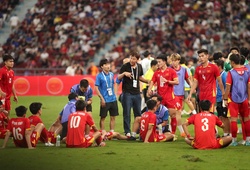 HLV Kim Sang Sik toàn thắng khi vào chung kết trên những “chảo lửa” khét tiếng