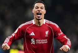 Liverpool khó nhọc đánh bại đối thủ chỉ còn 9 người