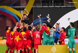 HLV Kim Sang Sik: Gia đình tôi nghĩ tivi hỏng khi Việt Nam thua Thái Lan 0-2