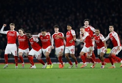 "Tội đồ" đá phản lưới nhà và sút hỏng penalty giúp Arsenal vào bán kết Cúp Liên đoàn