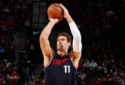 Brook Lopez lập kỷ lục ném 3 điểm ở tuổi 37, sánh ngang Curry và LeBron James