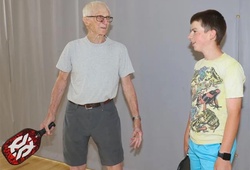 Tuổi tác chỉ là con số: Câu chuyện truyền cảm hứng của Nelson Fischer – tay vợt pickleball 95 tuổi