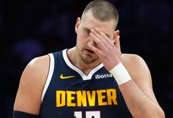 Nikola Jokic chấn thương đầu gối sau pha va chạm với đồng đội, Nuggets nín thở chờ kết quả MRI