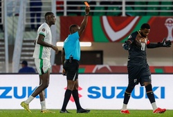 Đội bóng châu Phi sử dụng 3 thủ môn trong một trận và chiếc thẻ đỏ kỳ lạ