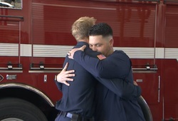 Huấn luyện viên trung học tái ngộ lính cứu hỏa đã cứu sống mình trên sân pickleball