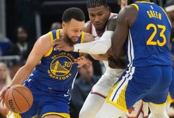 Warriors thắng Knicks, nhưng dáng đi khập khiễng của Steph Curry gây lo lắng
