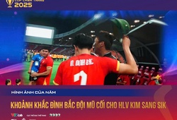 Khoảnh khắc Đình Bắc đội mũ cối cho HLV Kim Sang Sik là Hình ảnh của năm Cúp Chiến Thắng 2025