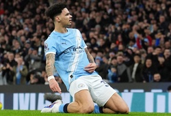 Man City rút ngắn khoảng cách với Arsenal từ 9 xuống còn 2 điểm