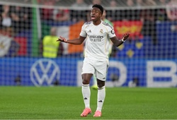 Real Madrid thua sốc ở phút cuối và đứng trước nguy cơ mất ngôi đầu