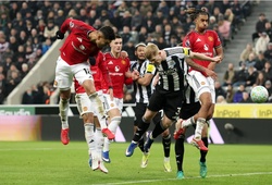 Man Utd thua đau ở phút 90 dù chơi hơn người suốt 45 phút