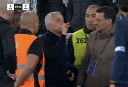 Mourinho bẽ mặt với Benfica: Bị truất quyền chỉ đạo và khiêu khích đối phương