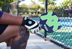 Găng tay trong pickleball: Lợi ích, hạn chế và cách lựa chọn phù hợp