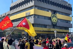 CĐV Malaysia biểu tình trước trụ sở FAM, yêu cầu minh bạch vụ nhập tịch