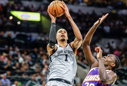 Cú ném chốt hạ của Victor Wembanyama đưa San Antonio Spurs trở lại NBA Playoffs