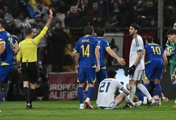 Quyết định tranh cãi của trọng tài trận Italia - Bosnia gây ra làn sóng phản đối trên mạng xã hội