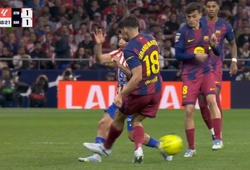 Atletico giận dữ phản đối tình huống Gerard Martin của Barcelona thoát thẻ đỏ