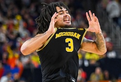 Elliot Cadeau đoạt giải Cầu thủ xuất sắc nhất Final Four, sánh ngang các huyền thoại NCAA